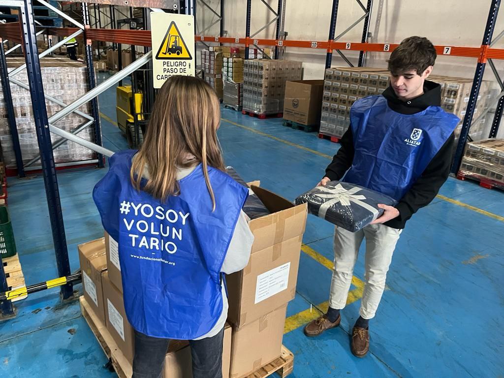 Voluntarios recogiendo en el Banco de Alimentos de Jaén unas mantas donadas por Tramas.