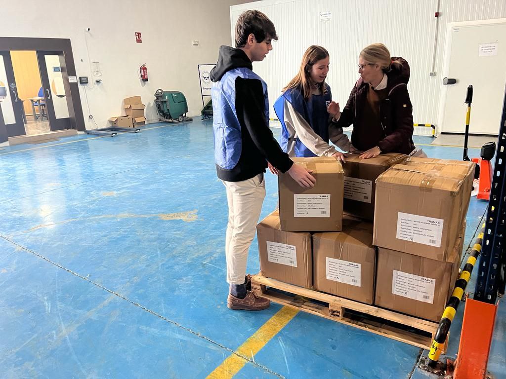 Voluntarios recogiendo en el Banco de Alimentos de Jaén unas mantas donadas por Tramas.