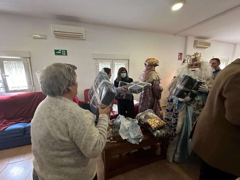 Los Reyes Magos repartiendo las mantas a las personas de Casa Hogar
