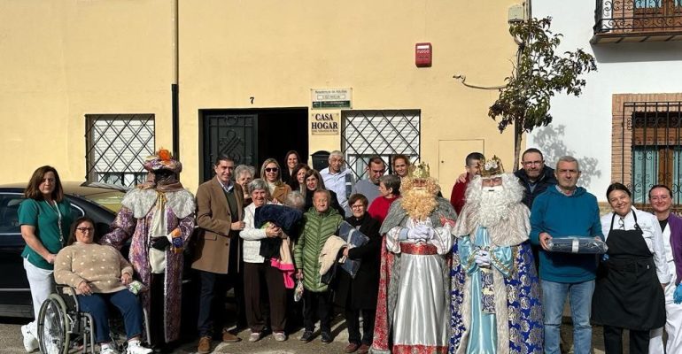 Los Reyes Magos repartiendo las mantas a las personas de Casa Hogar
