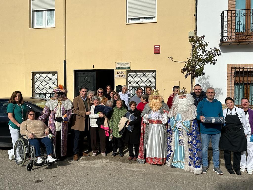 Los Reyes Magos repartiendo las mantas a las personas de Casa Hogar