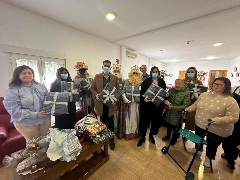 Los Reyes Magos repartiendo las mantas a las personas de Casa Hogar