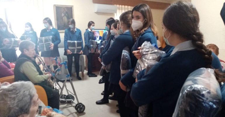 Las alumnas de 4º de ESO del Colegio Guadalimar acompañando a los mayores de la Residencia de las Hermanitas de los Pobres