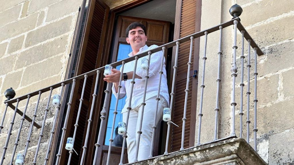 Voluntarios ayudando a decorar el Rubín