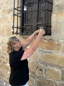 Voluntarios ayudando a decorar el Rubín